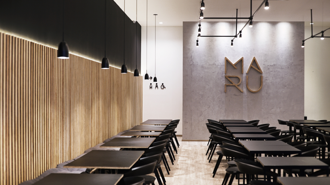 Modern Asian restaurant interior featuring sleek wooden accents and minimalist design at Maru Asian Cuisine in Curitiba.