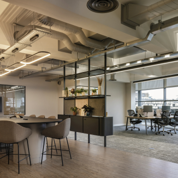 Modern workspace design by SpaceInvader for Tosca Debt Capital features collaborative areas and contemporary furnishings in Manchester HQ.