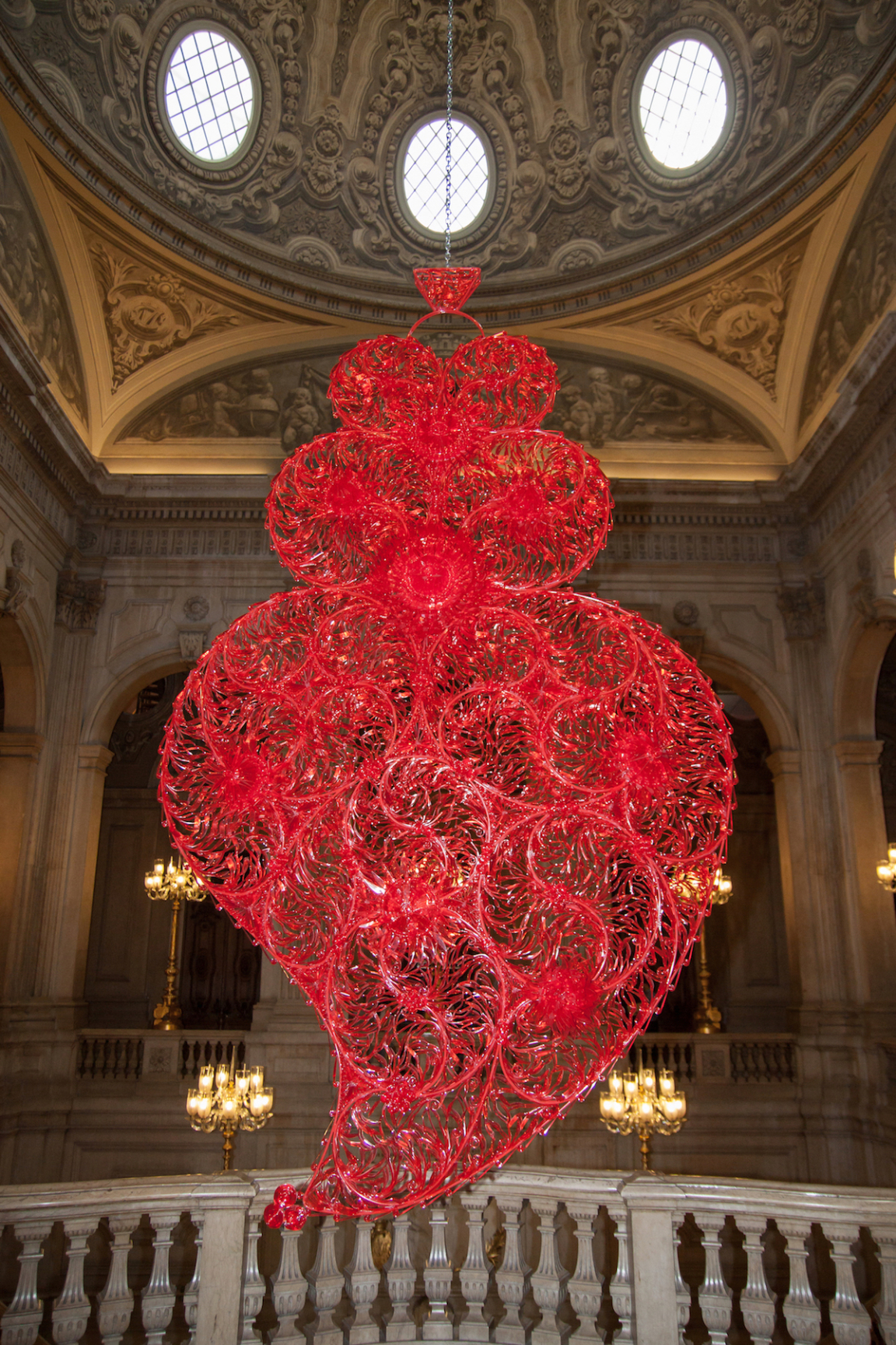 Joana Vasconcelos, Red Independent Heart, 2013. Courtesy Câmara Municipal de Lisboa