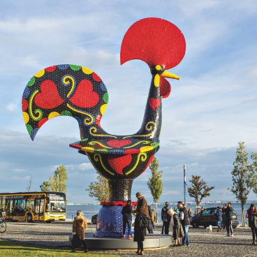 Joana Vasconcelos, Pop Galo, 2016. ©Luís Vasconcelos, Courtesy Unidade Infinita Projectos