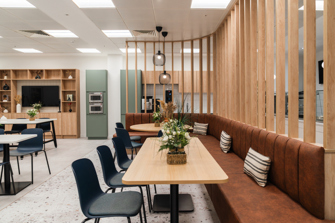 Modern breakout area with calming decor, featuring wooden accents, comfortable seating, and vibrant plants at Calibro Workspace.