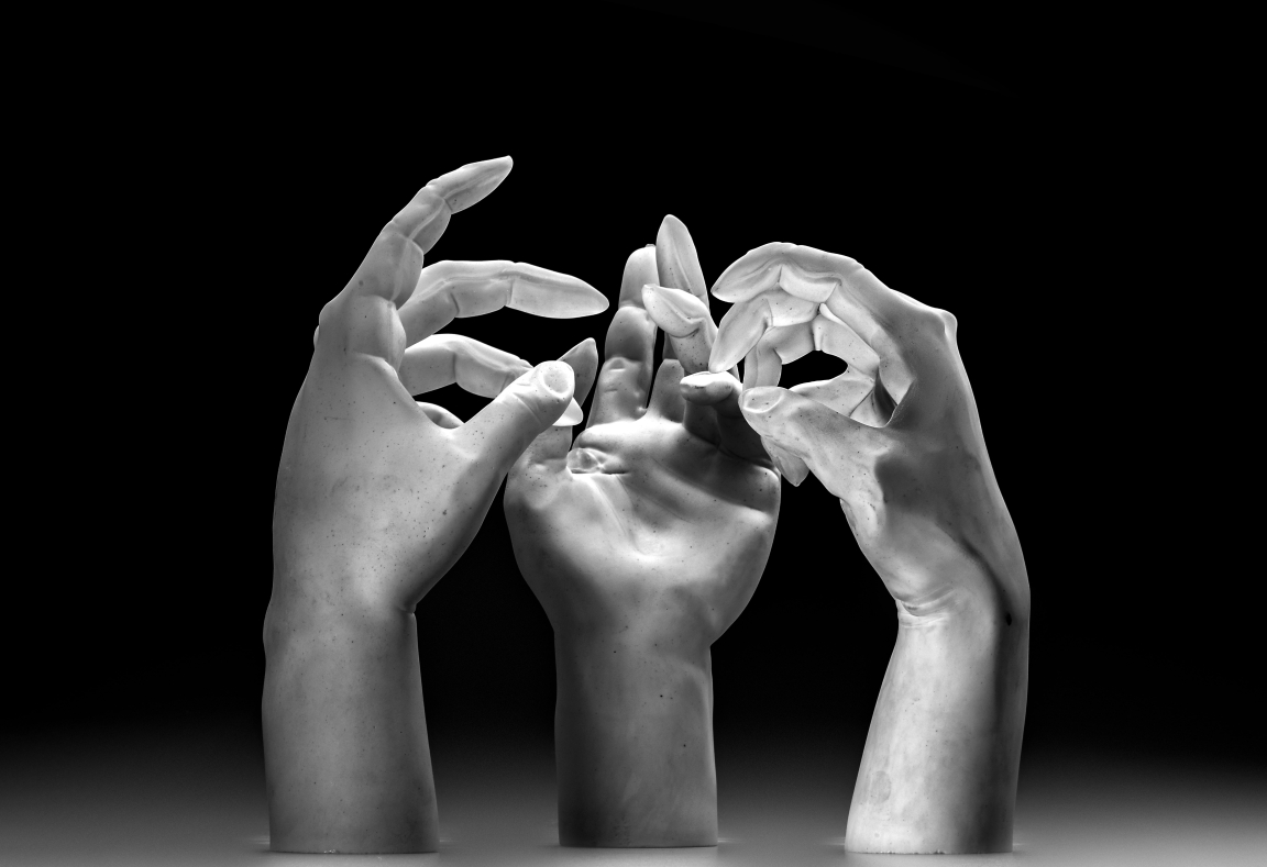 Martin Janecký, Study of Hands. Height. 26 cm. Glass. 2018 - Exhibited by Galerie Kuzebauch