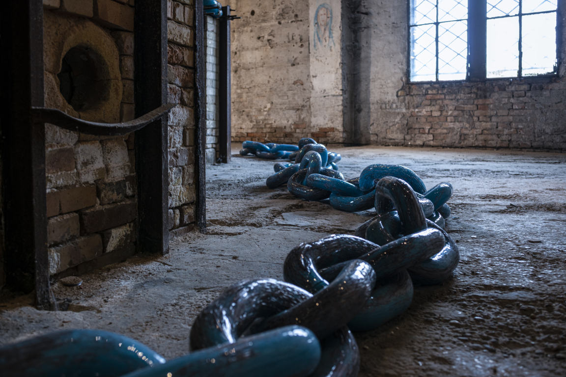 /Not all chains deter/ by Edgardo Osorio @ Fondazione Berengo Art Space (Murano) © Leonardo Duggento 